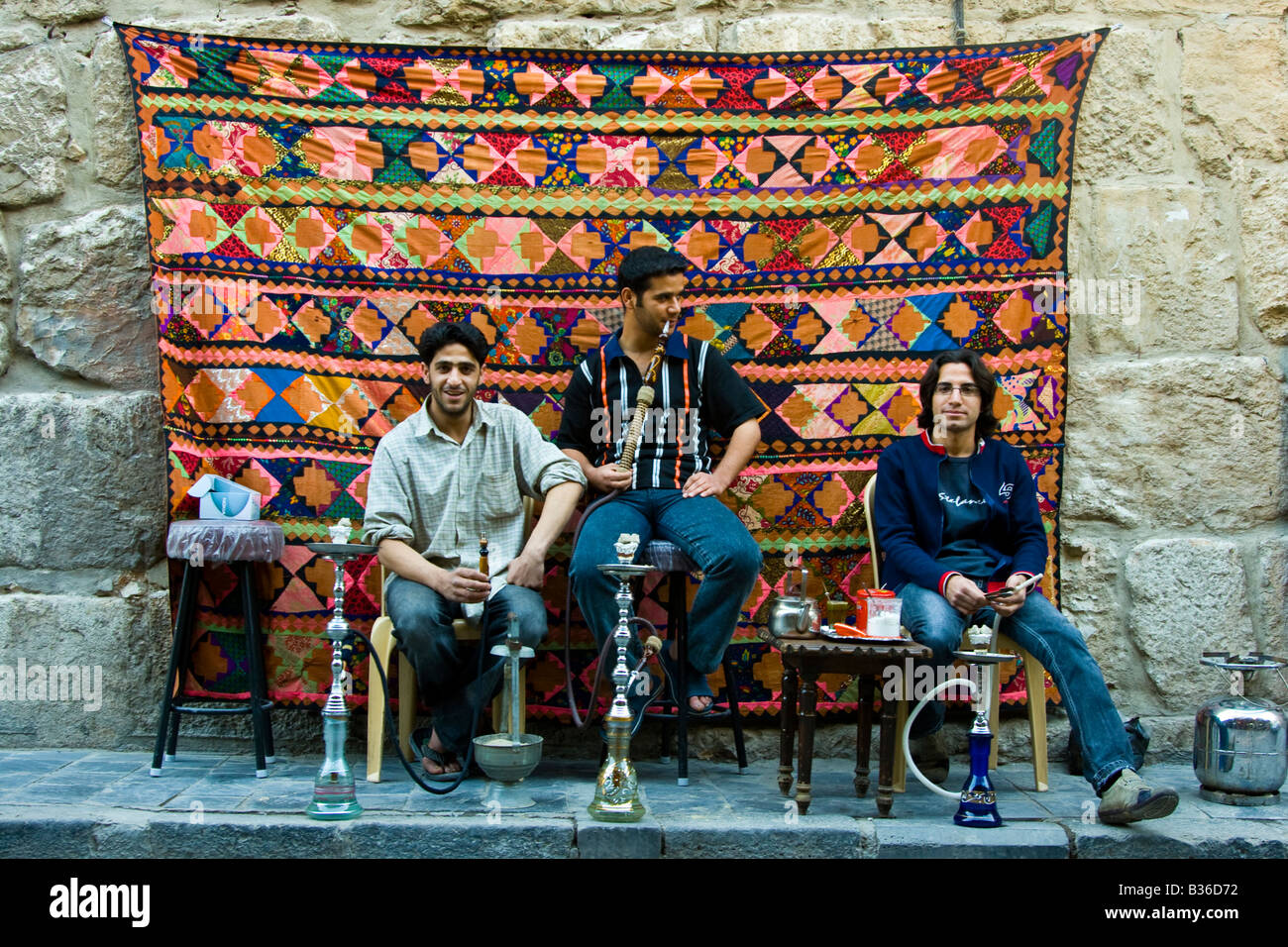 Les jeunes fumeurs hommes Syrie Nargilehs dans la vieille ville de Damas en Syrie Banque D'Images