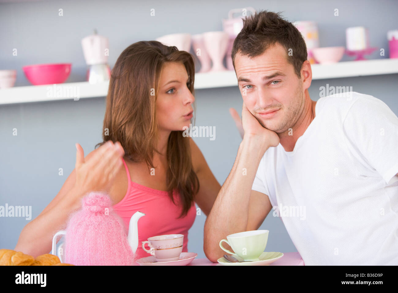 Jeune couple assis à une table en faisant valoir Banque D'Images