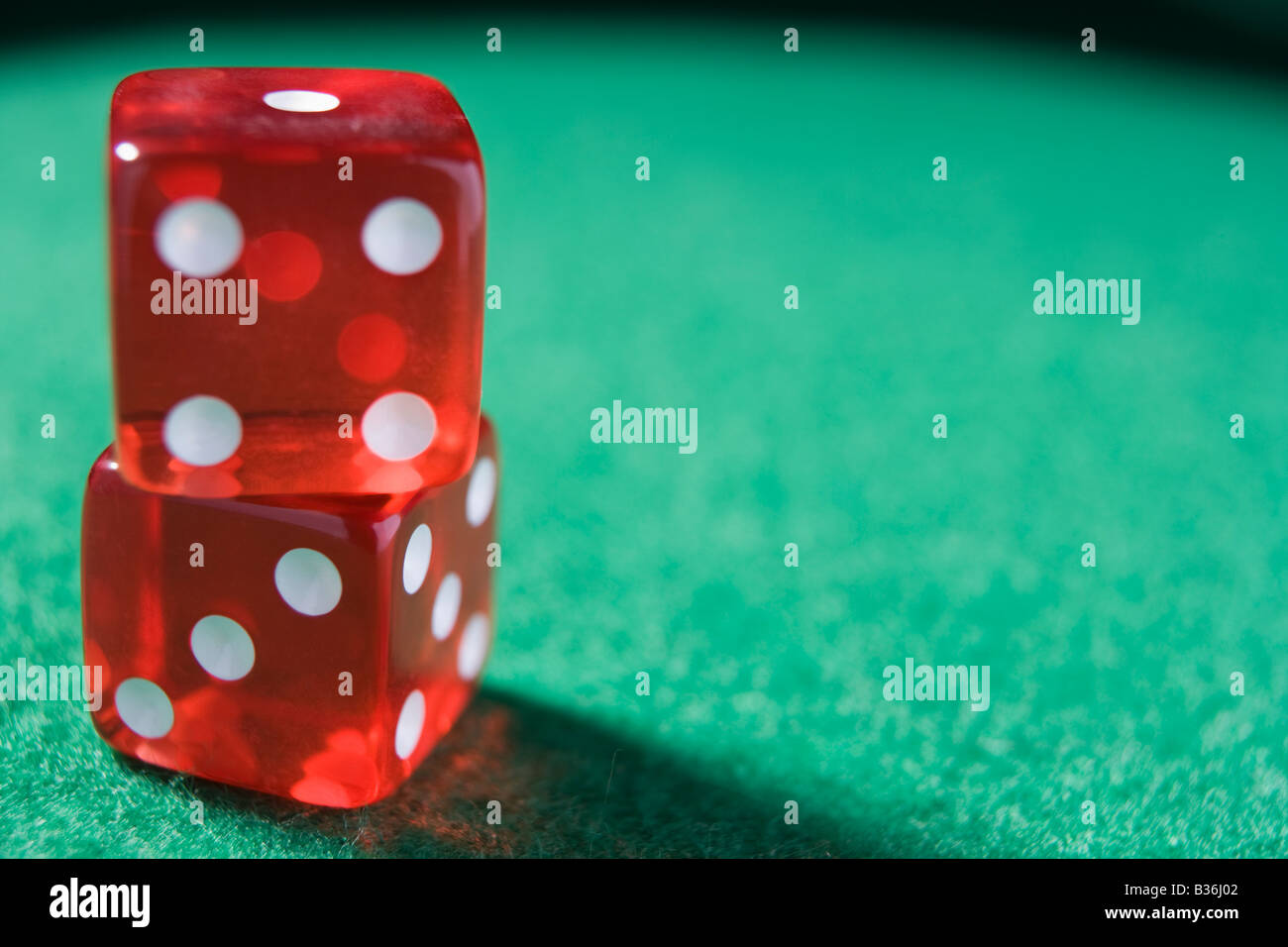 Dés assis sur une table de poker (close up/focus sélectif) Banque D'Images