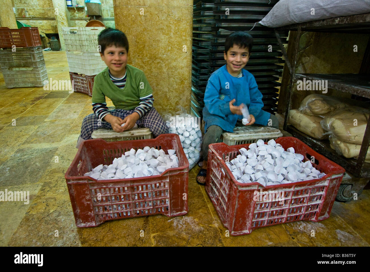 Les jeunes garçons qui travaillent dans une boulangerie dans la vieille ville d'Alep en Syrie Banque D'Images