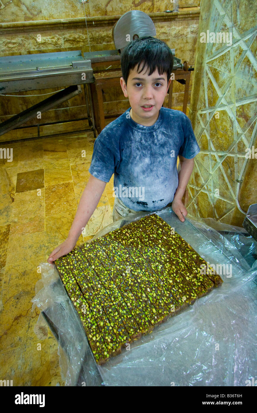 Boy travaillant dans une boulangerie dans la vieille ville d'Alep en Syrie Banque D'Images