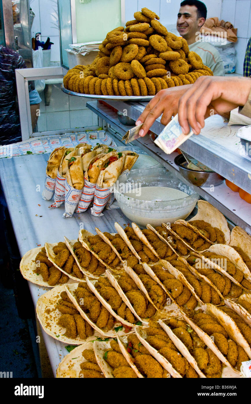 Falafel sandwichs dans un magasin situé dans la vieille ville d'Alep en Syrie Banque D'Images