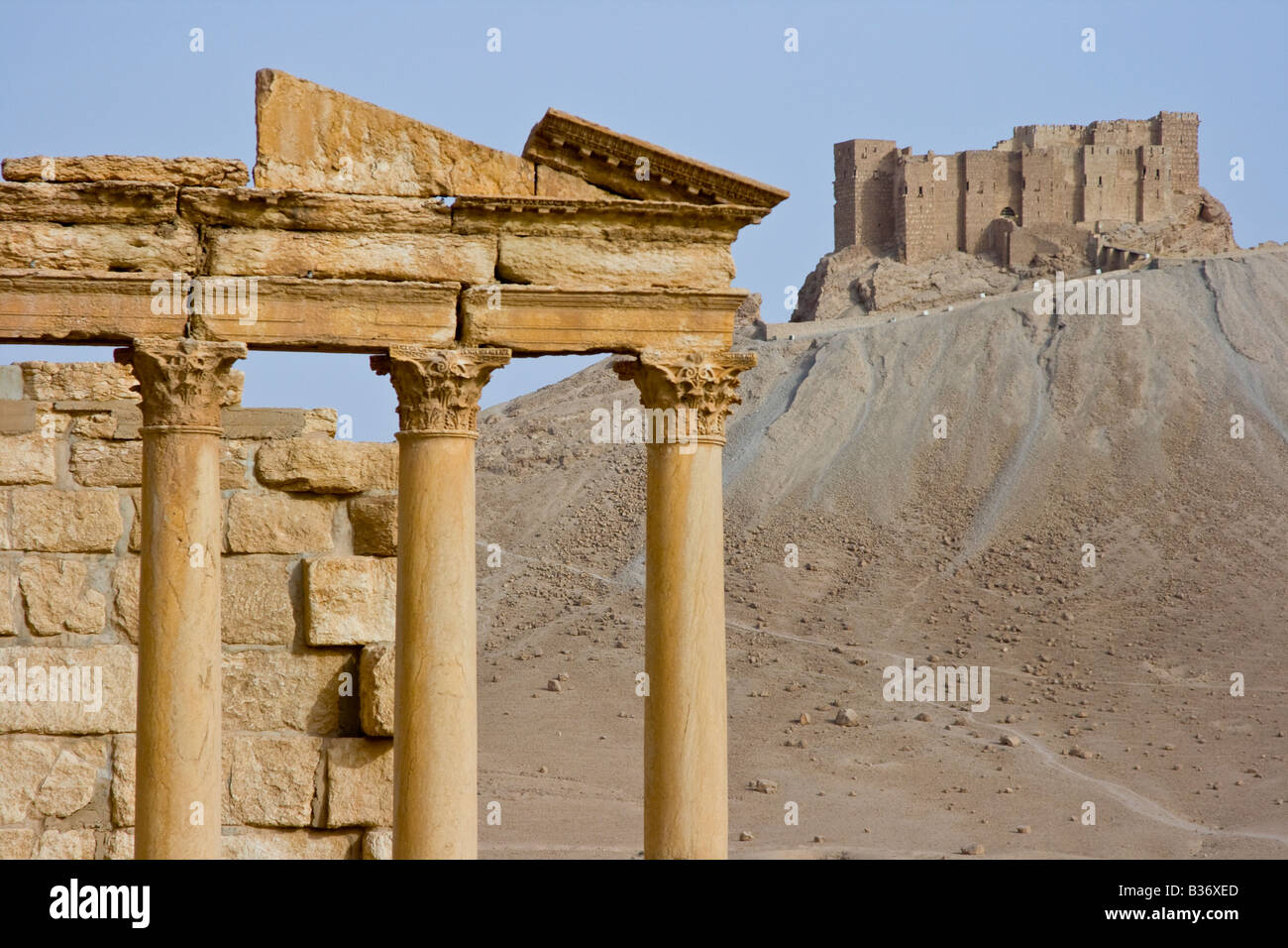 Temple funéraire romain ancien et château arabe Qalaat ibn Maan Palmyre en Syrie Banque D'Images