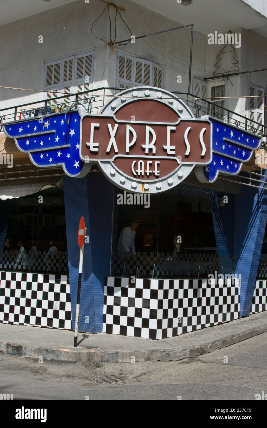 Café moderne sur la rue Américaine à Latakia Syrie Banque D'Images