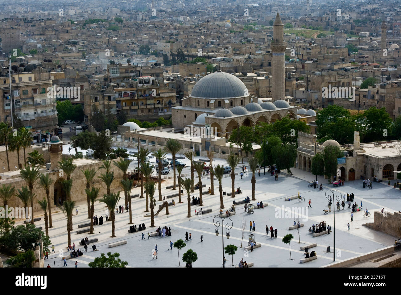 Mosquée de Sultaniye et Plaza en face de la Citadelle d'Alep en Syrie Banque D'Images