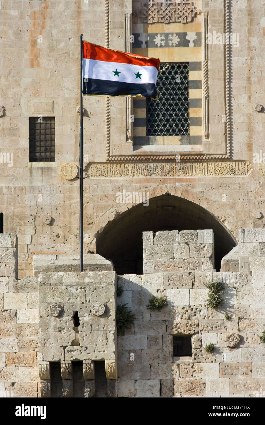 Drapeau syrien à la Citadelle d'Alep en Syrie Banque D'Images