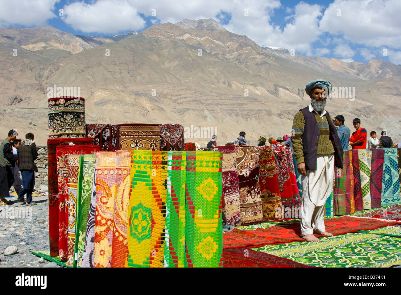 L'homme afghane la vente de moquettes et tapis à la croix du marché près de la frontière du Tadjikistan Ishkashim Banque D'Images
