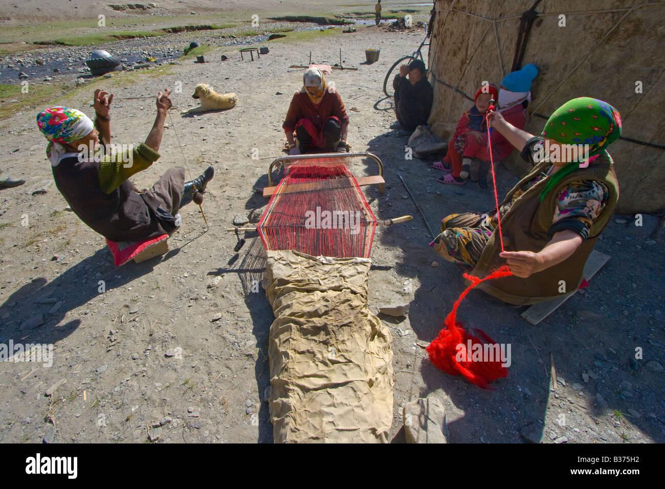 Le tissage des tapis pour leur maison à Jalang Village dans le Pamir au Tadjikistan Banque D'Images