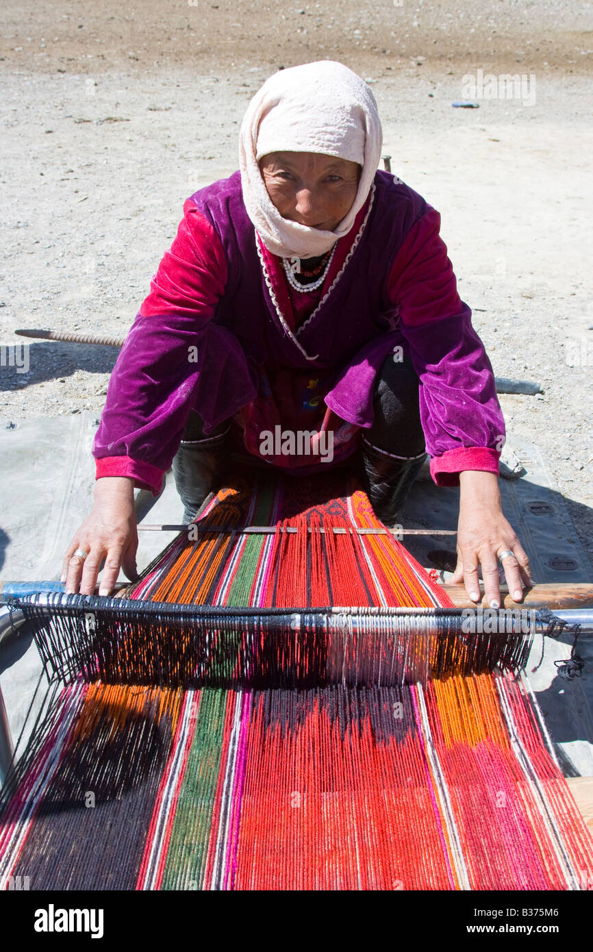 Le tissage des tapis pour leur maison à Jalang Village dans le Pamir au Tadjikistan Banque D'Images