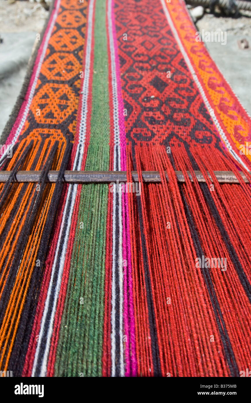 Le tissage des tapis pour leur maison à Jalang Village dans le Pamir au Tadjikistan Banque D'Images