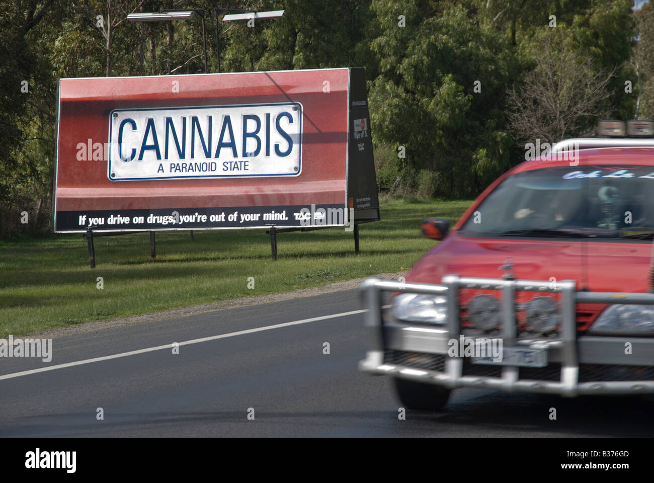 Médicament campagne gouvernementale de lutte contre les panneaux publicitaires le long d'une autoroute à Victoria en Australie Banque D'Images