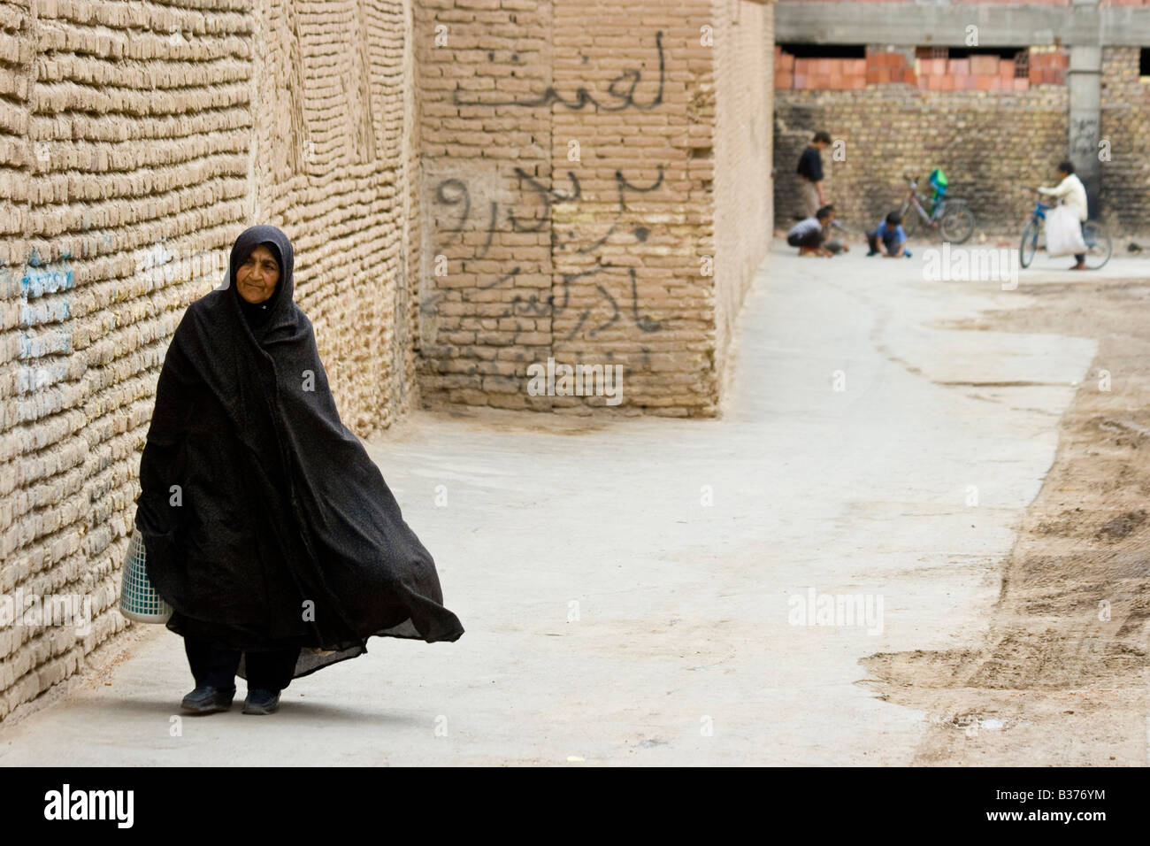 Personnes âgées femme musulmane en marche l'Iran Kerman Banque D'Images