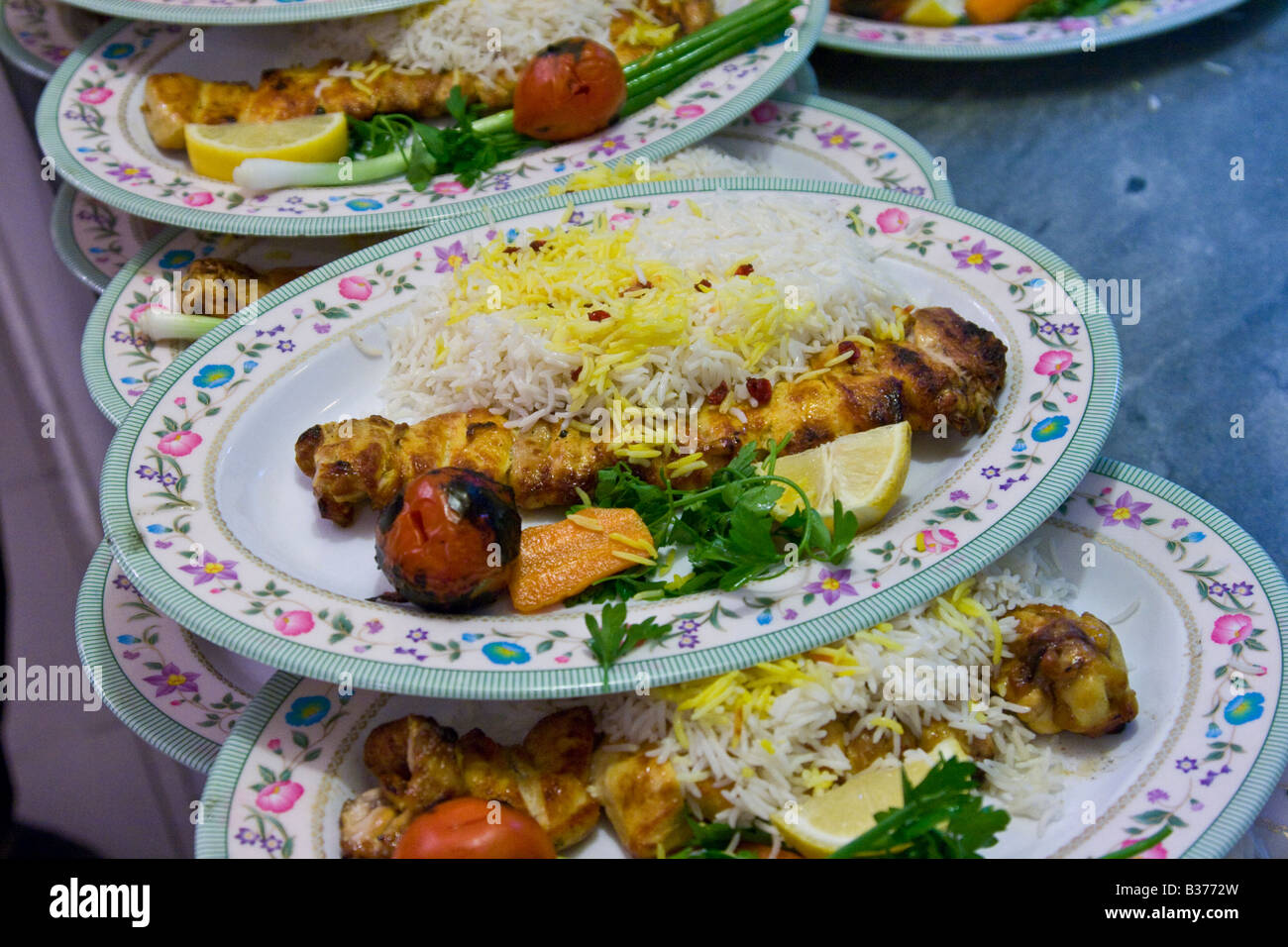 Brochette de poulet avec du riz à l'iranienne Bastani Restaurant Traditionnel à Esfahan Iran Banque D'Images