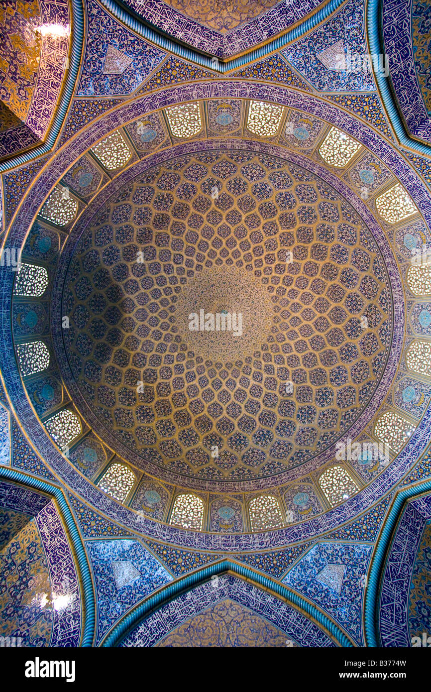 Dôme orné à l'intérieur de la mosquée de Sheikh Lotfollah à Esfahan Iran Banque D'Images