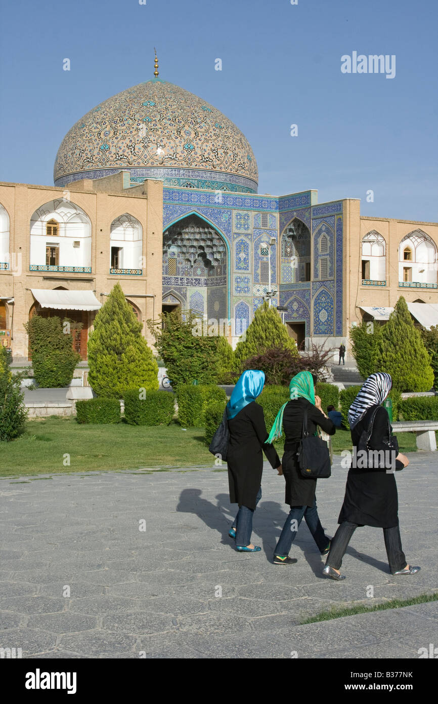 Les femmes iraniennes en face de cheikh Lotfollah mosquée en place Imam à Esfahan Iran Banque D'Images