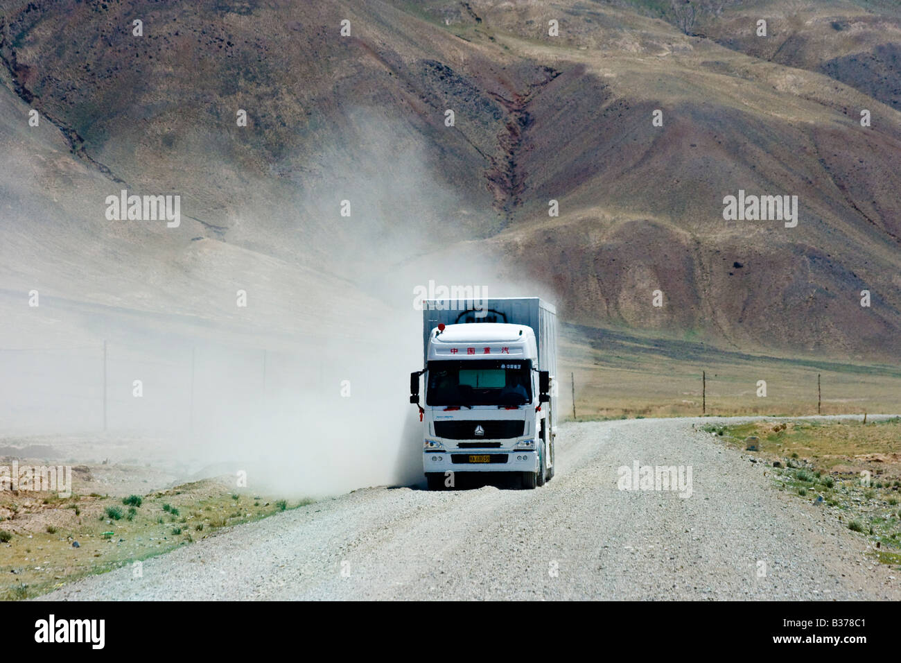 Camion chinois sur le Torugart Pass en Chine Banque D'Images