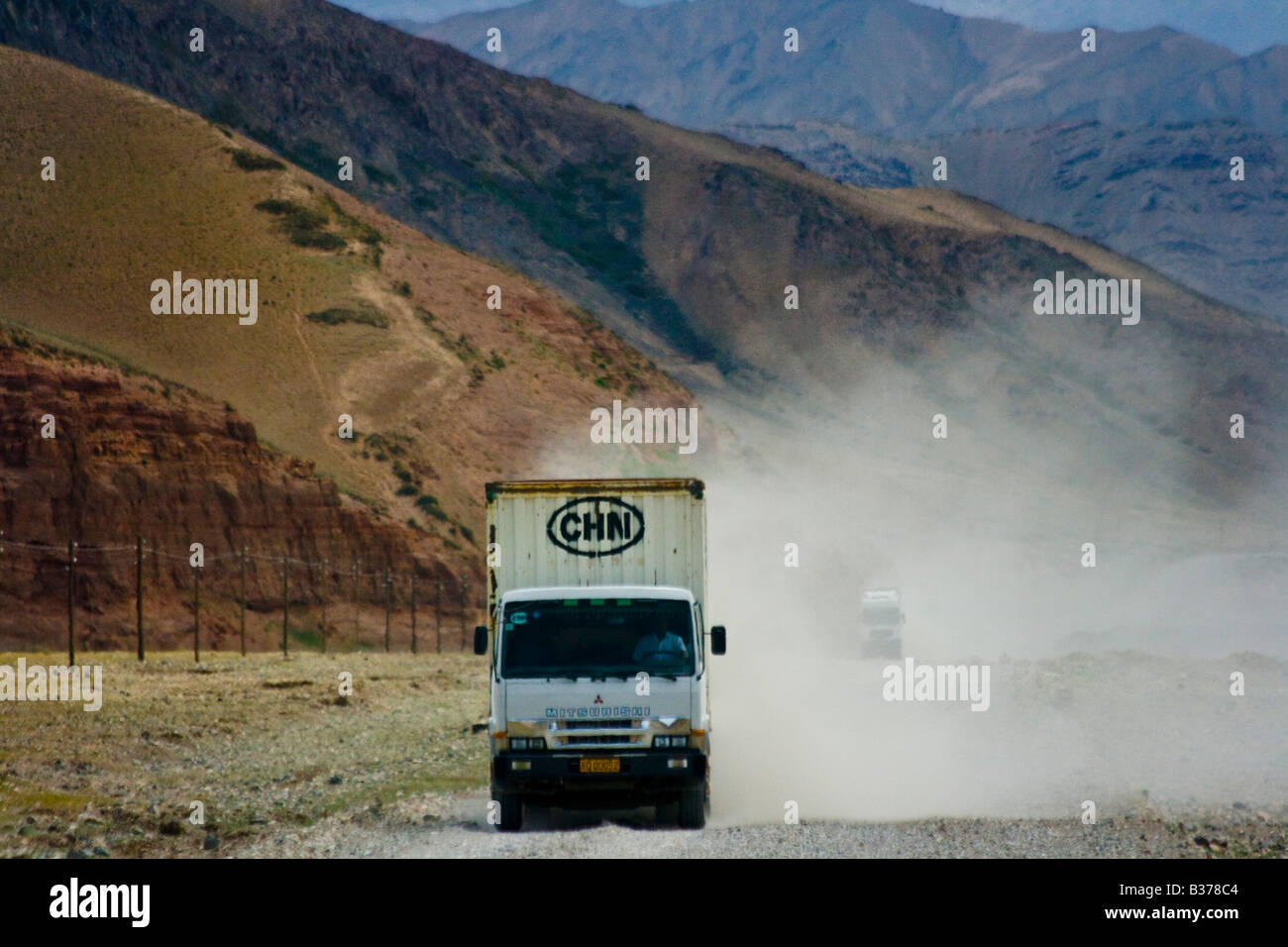 Camion chinois sur le Torugart Pass en Chine Banque D'Images