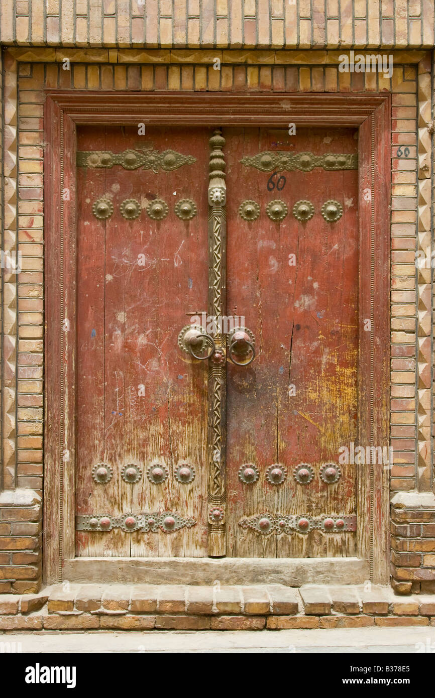 Porte en bois traditionnel dans le vieux Kashgar dans la province du Xinjiang Chine Banque D'Images