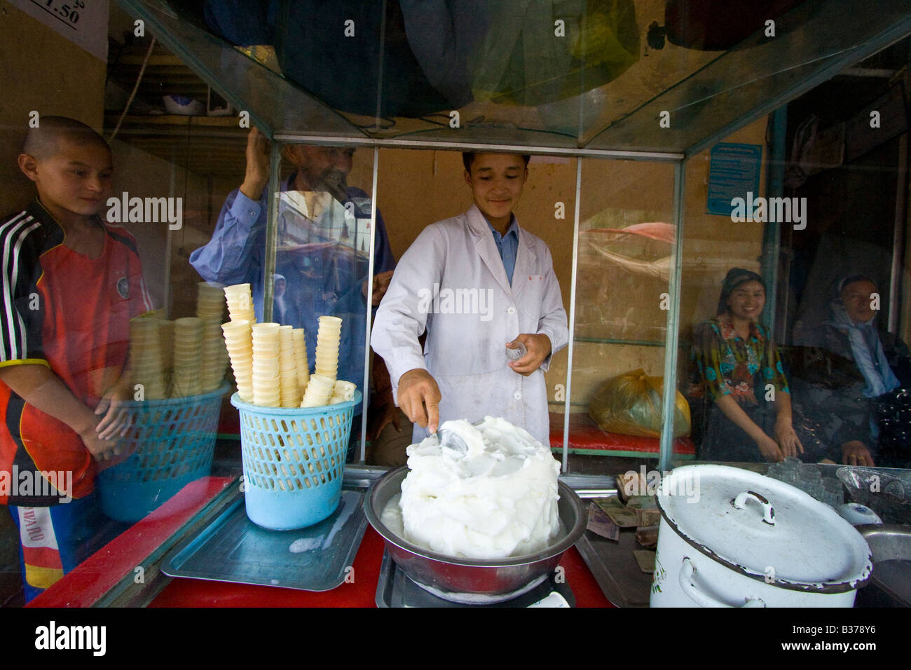 L'écopage Ice Cream au le marché du dimanche à Kashgar dans la province du Xinjiang Chine Banque D'Images