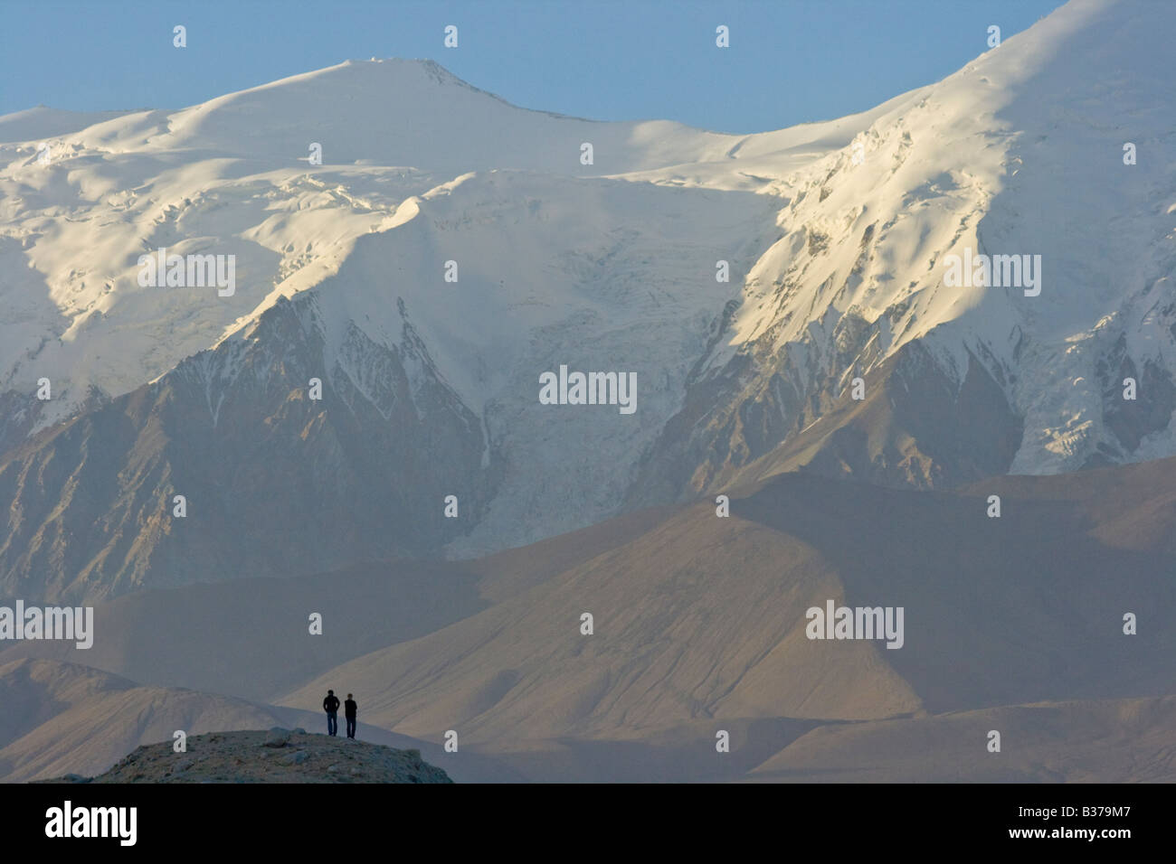 Les touristes à Kara Kul Lake sur la Karakoram Highway dans la province du Xinjiang Chine Banque D'Images