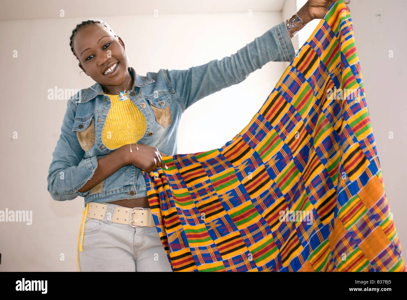 Jeune fille africaine avec tissu de kente ghana Banque D'Images