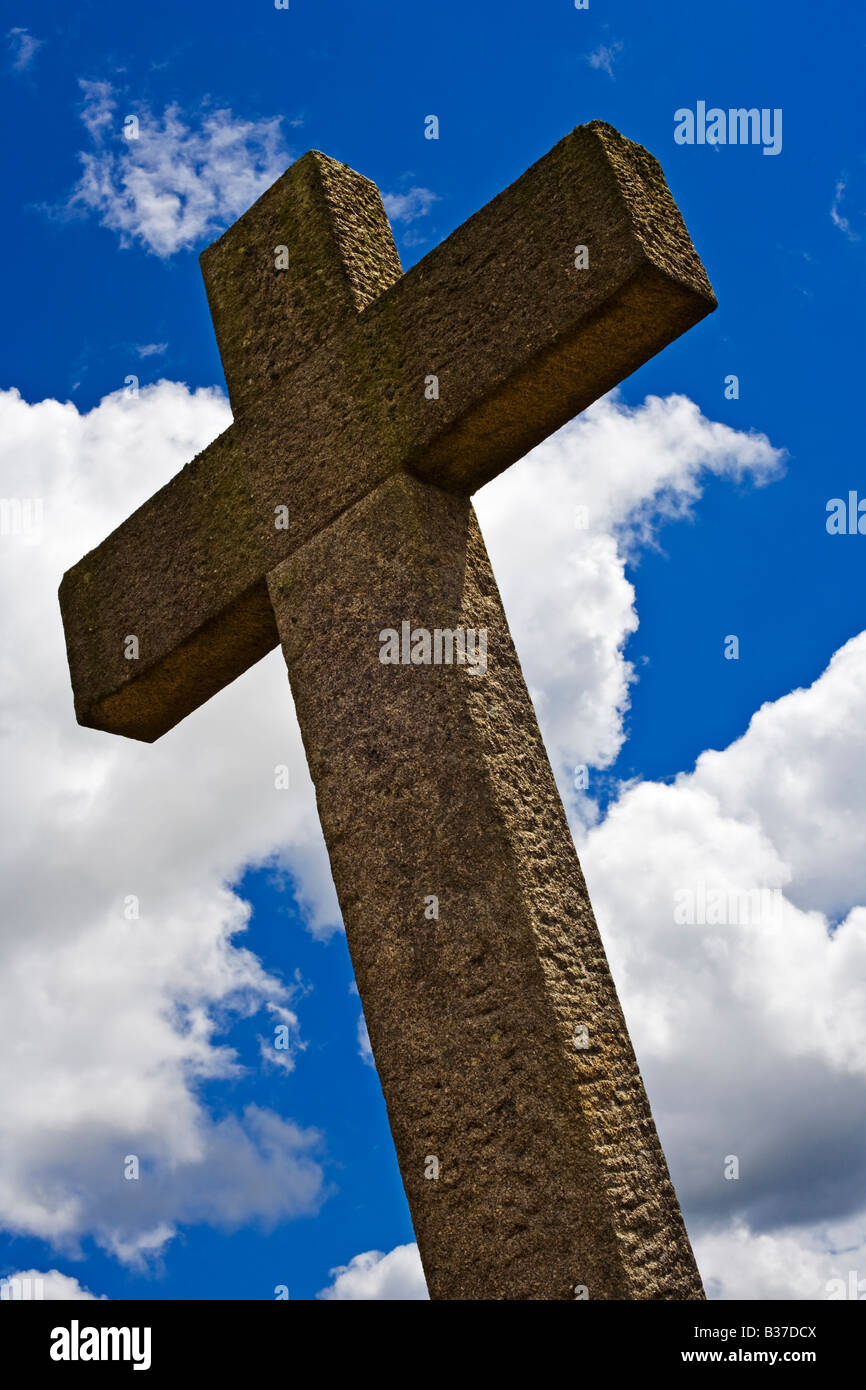Grand crucifix en pierre Croix chrétienne, symbole religieux contre le ciel bleu Banque D'Images Grand crucifix en pierre Croix chrétienne, symbole religieux contre le ciel bleu Banque D'Images