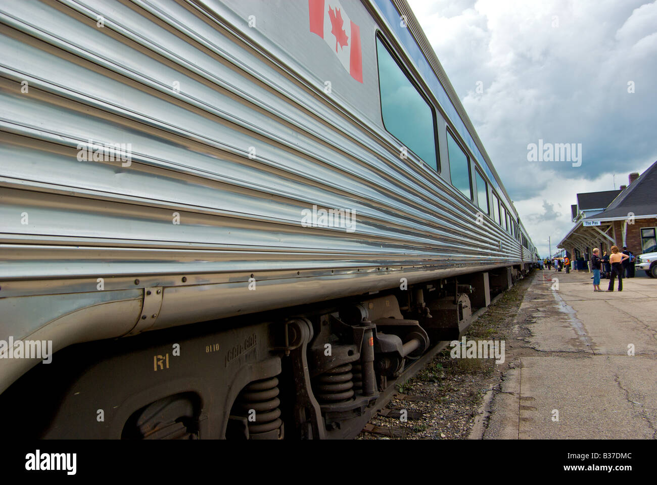 Train de VIA Rail en milieu rural à Churchill, au Manitoba, à la gare au pas de la Saskatchewan Banque D'Images