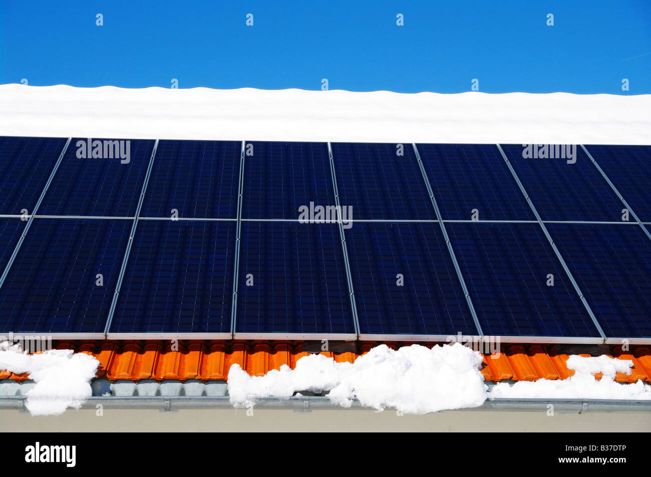 Solarcells sur un toit d'hiver avec de la neige Banque D'Images