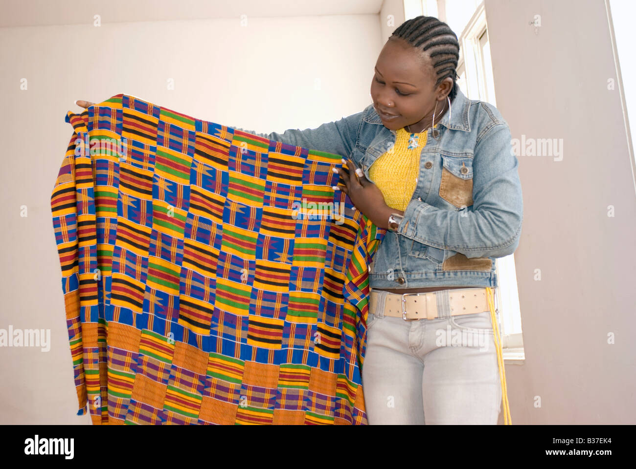 Jeune fille africaine avec tissu de kente ghana Banque D'Images