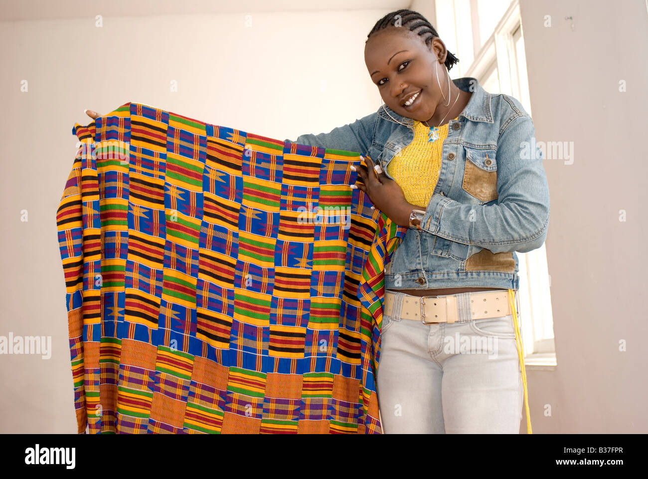 Jeune fille africaine avec tissu de kente ghana Banque D'Images