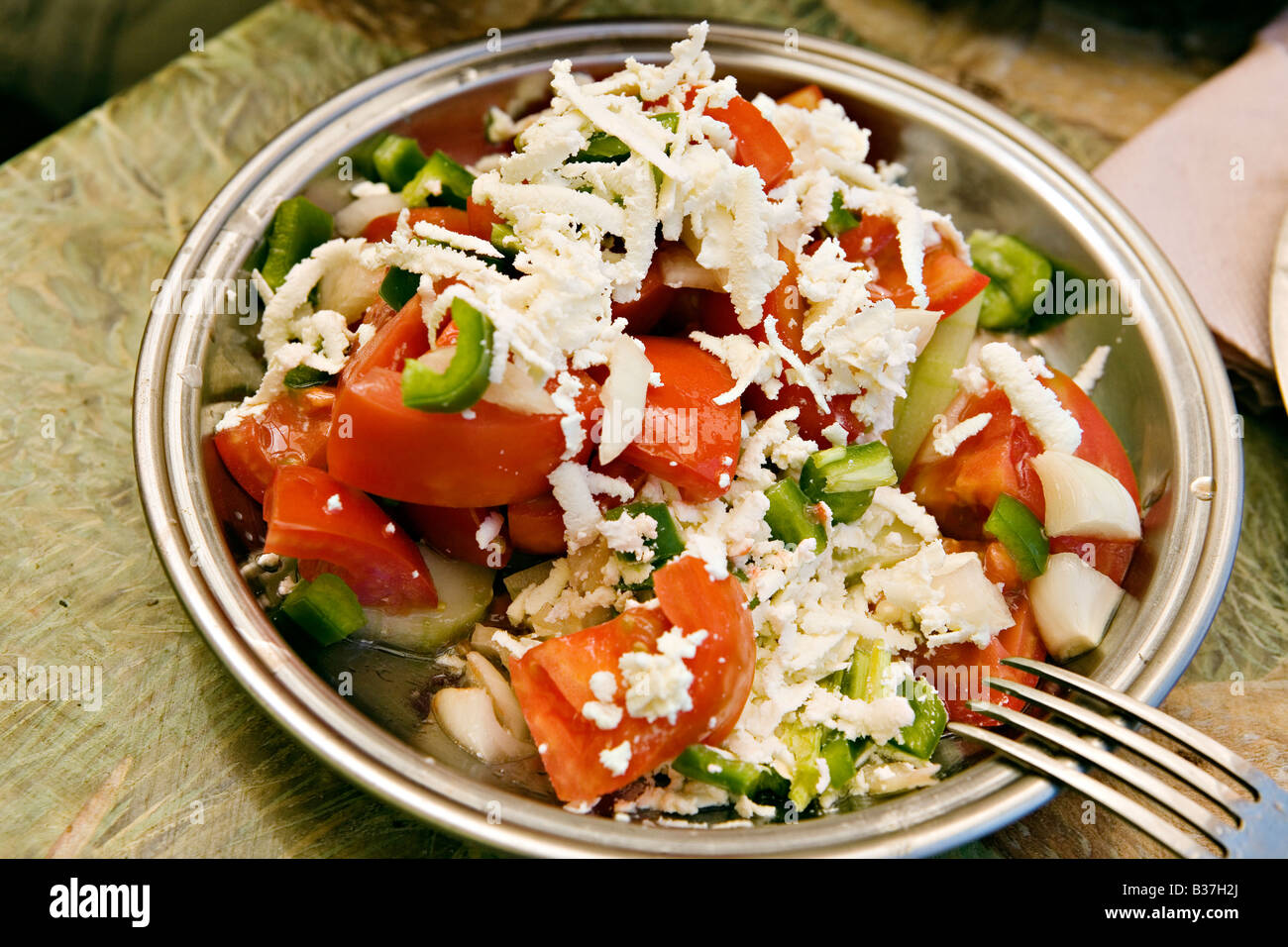 Cuisine traditionnelle bulgare salade de légumes avec du fromage à l'abri Pôle Spano Parc national de Pirin Bulgarie Banque D'Images