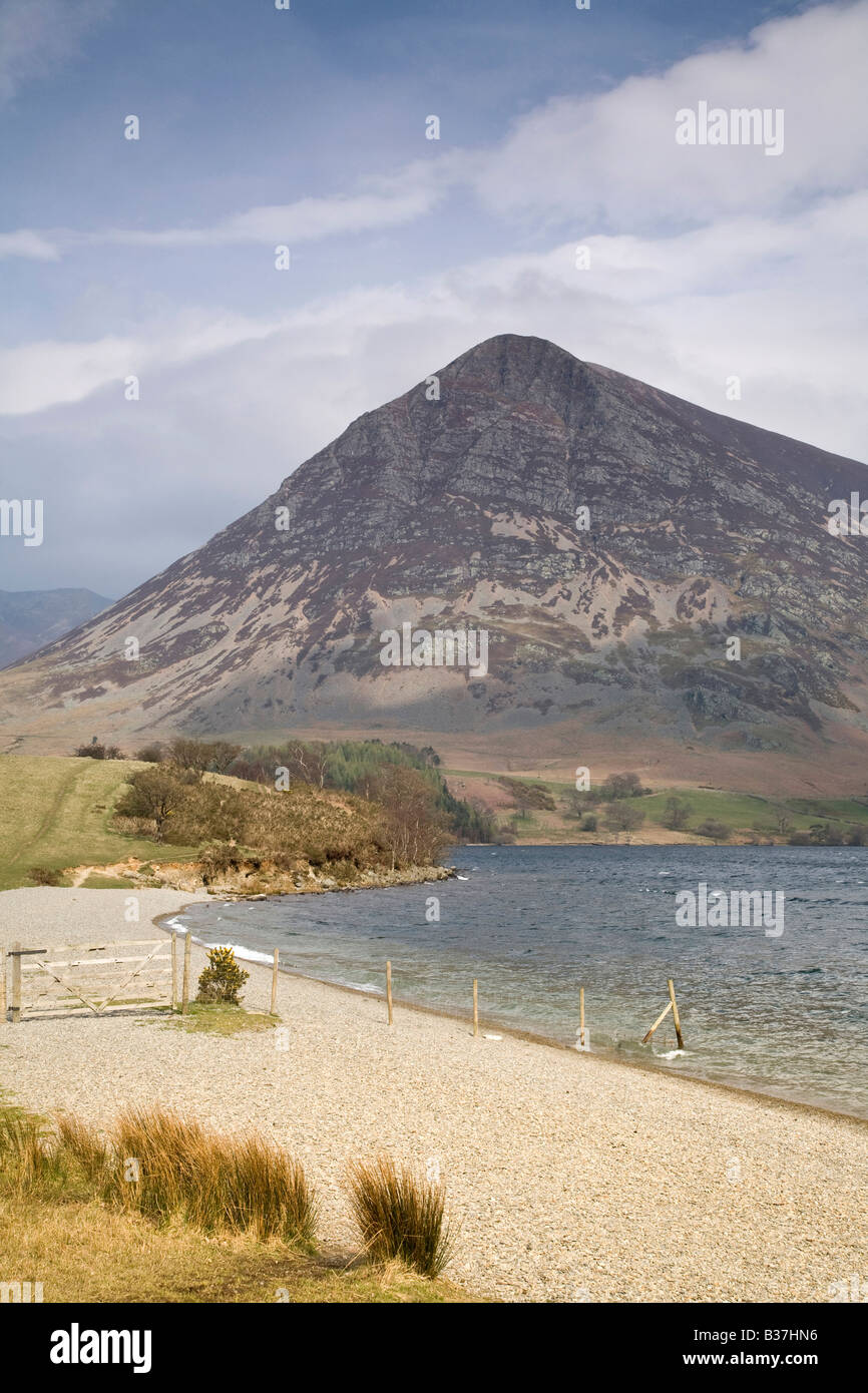 Grasmoor mountain et côte ouest de l'eau dans l'Crummock Water Lake District National Park Cumbria Banque D'Images