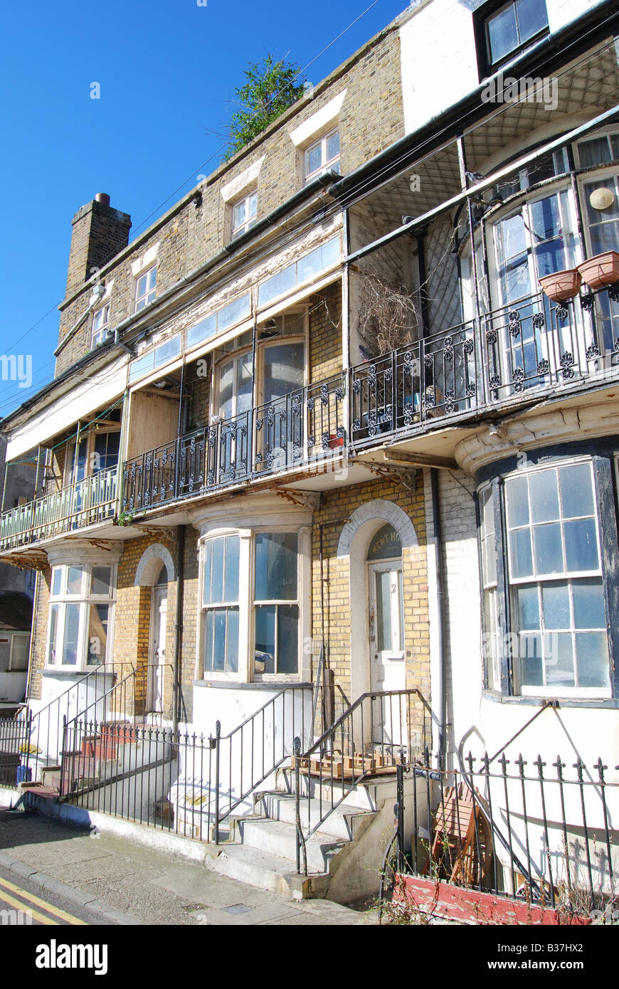 Maisons au bord de l'eau à rénover, Ramsgate, Île de Thanet, dans le Kent, Angleterre, Royaume-Uni Banque D'Images