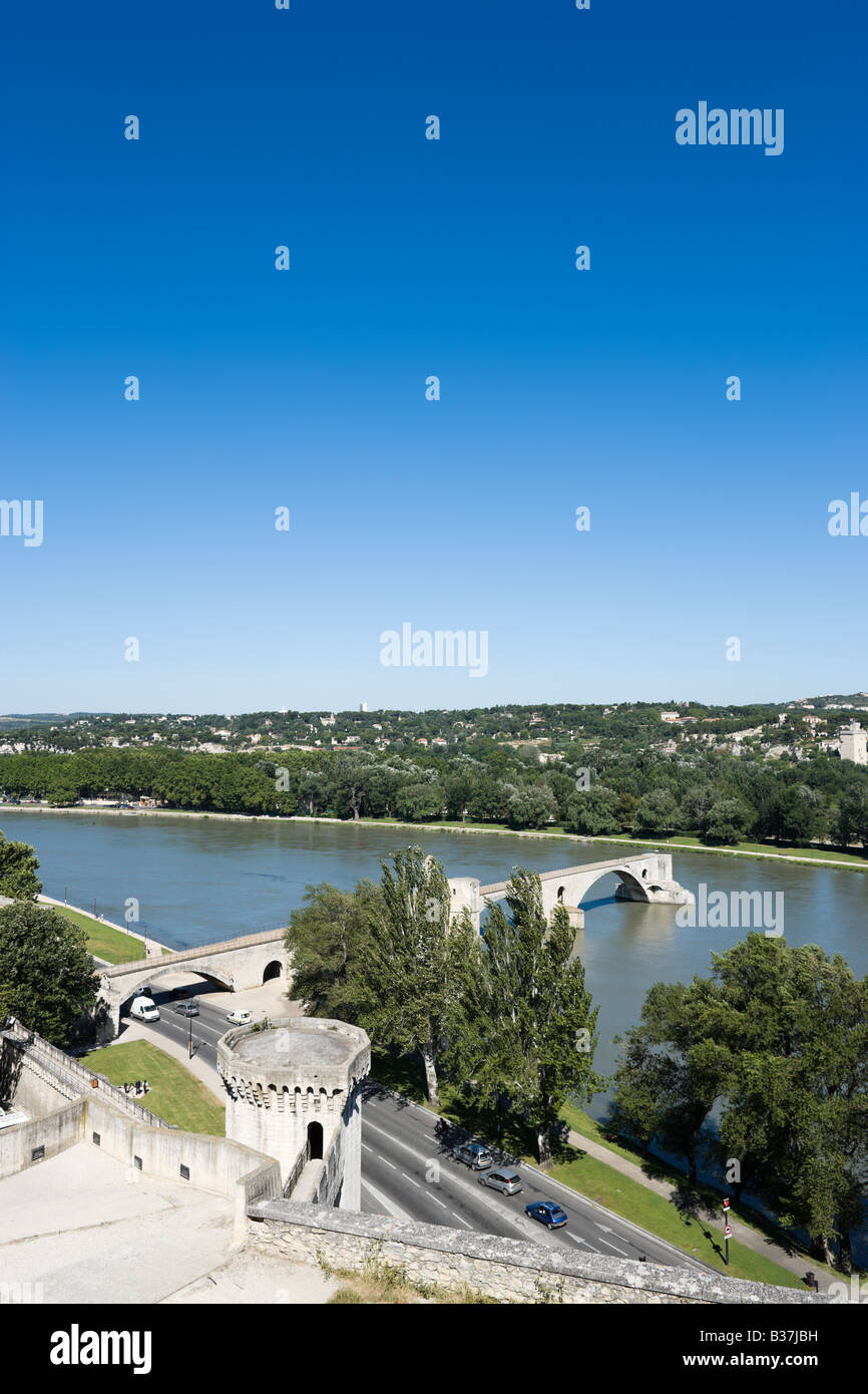 Pont Saint Bénézet (le fameux Pont d'Avignon) sur le Rhône depuis le rocher des Doms, Avignon, parc Provence, France Banque D'Images