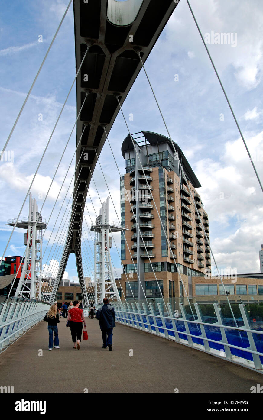 Le millenium bridge menant au lowry centre à Salford Quays, Manchester, Angleterre, Royaume-Uni Banque D'Images