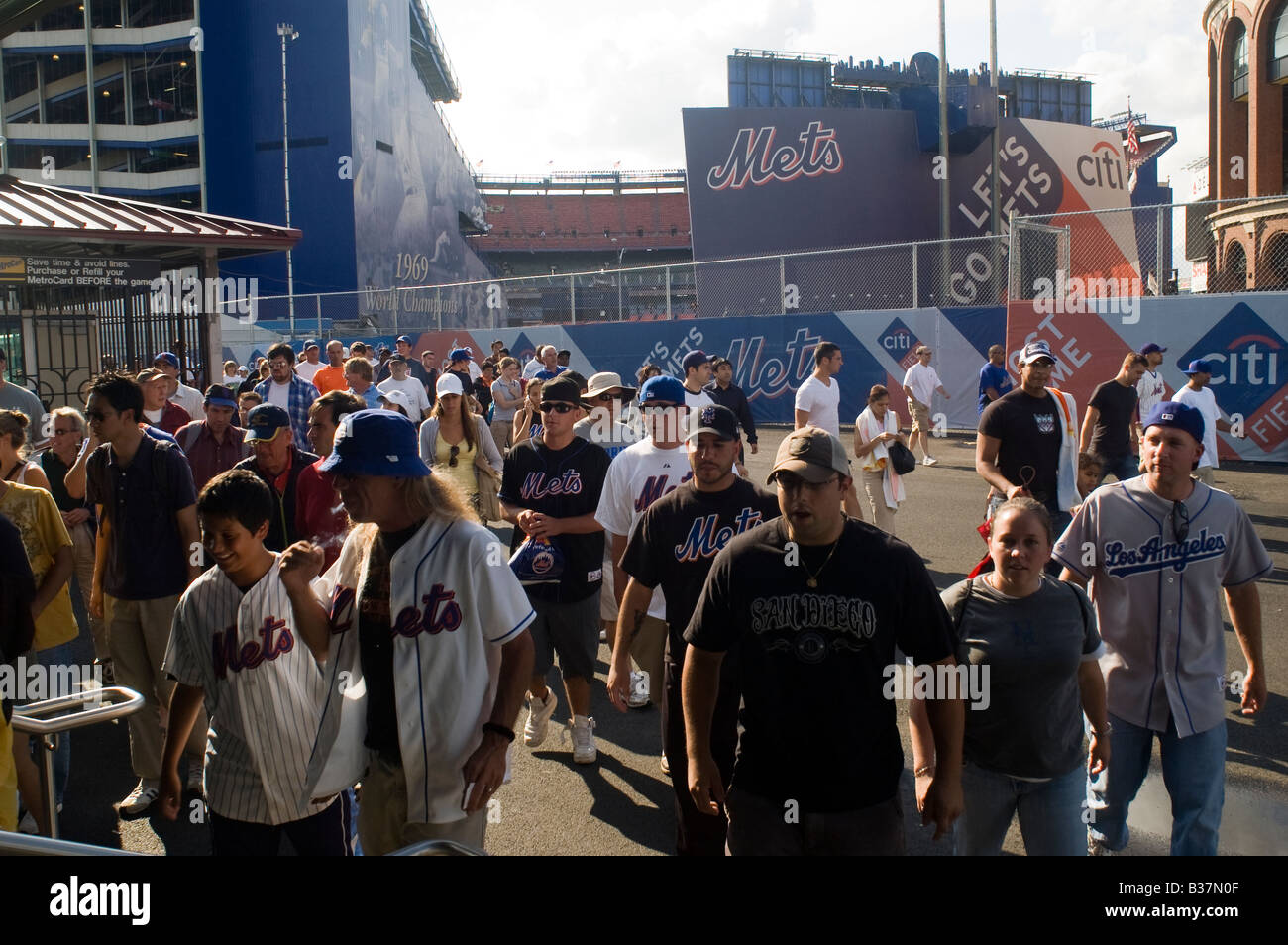 La foule quitter le stade Shea à Flushing Queens à New York à la fin d'un match des New York Mets Banque D'Images