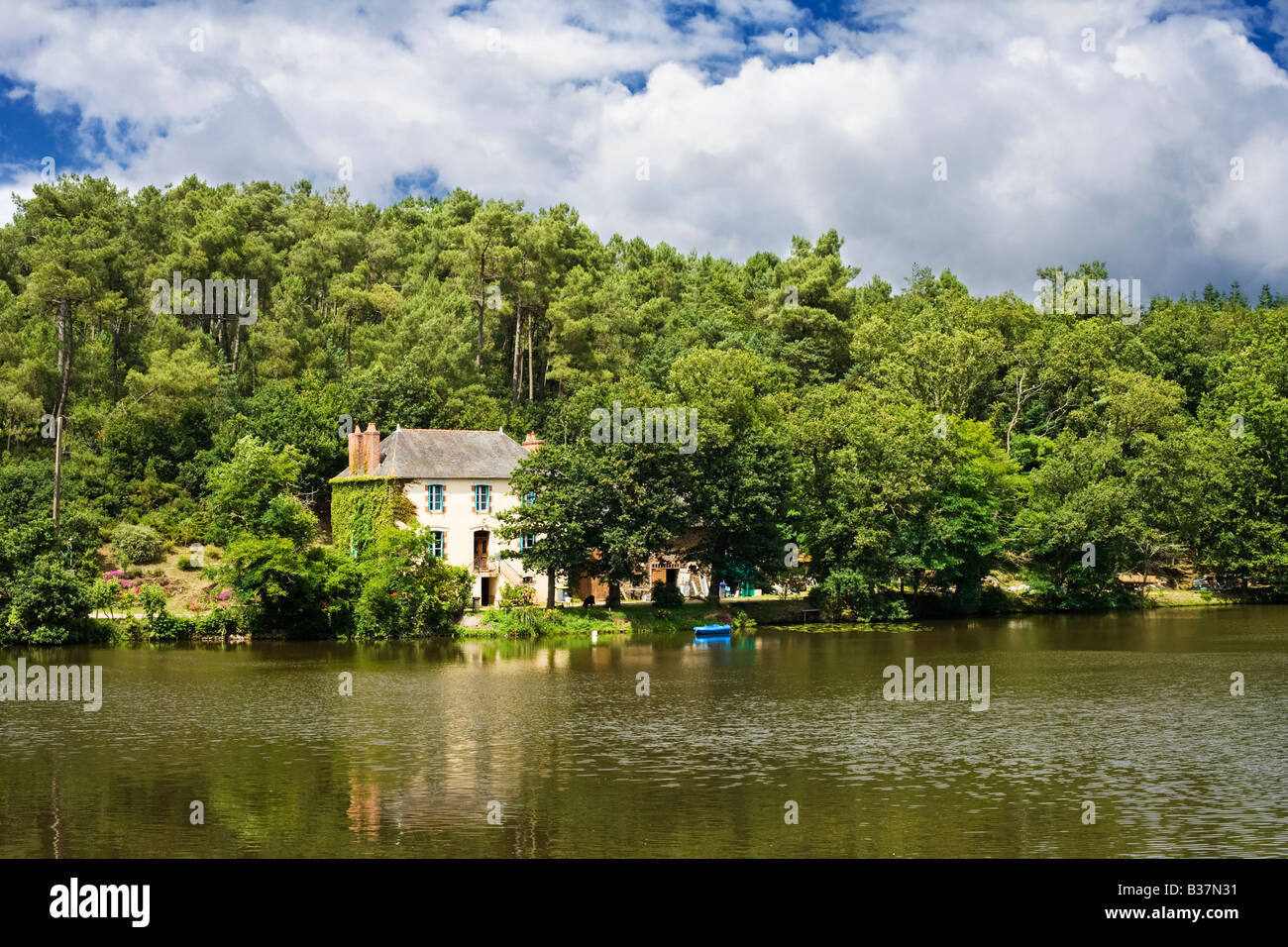 Maison de campagne au bord du lac, Bretagne, France Banque D'Images