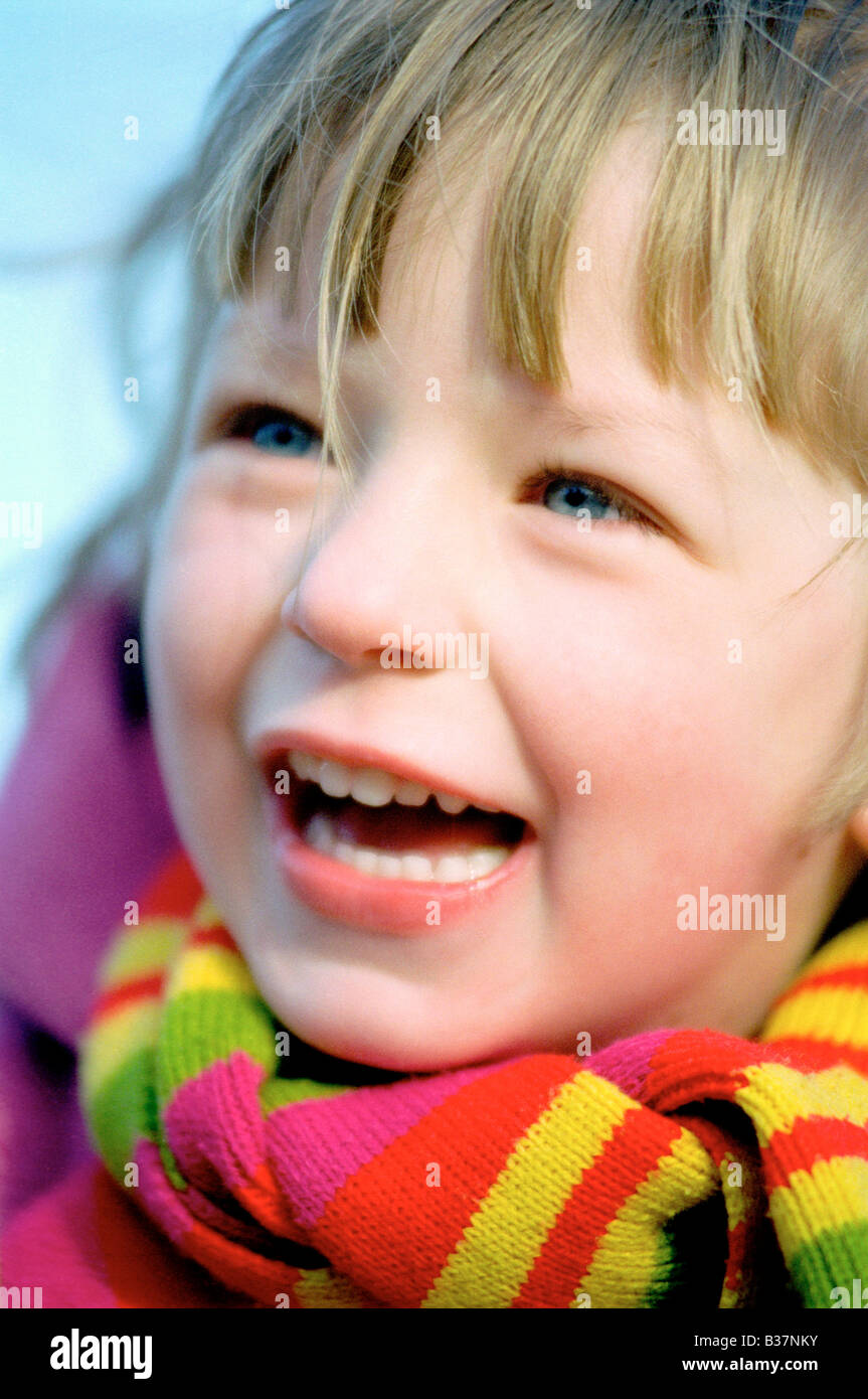 Close up portrait of young girl laughing portant des vêtements d'hiver Banque D'Images