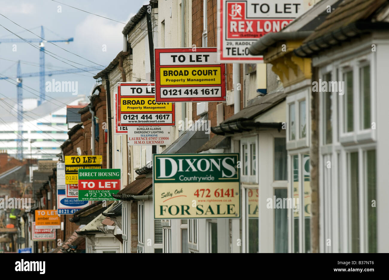 En vue de la vente et de laisser des signes sur des maisons dans Birmingham Selly Oak. Banque D'Images