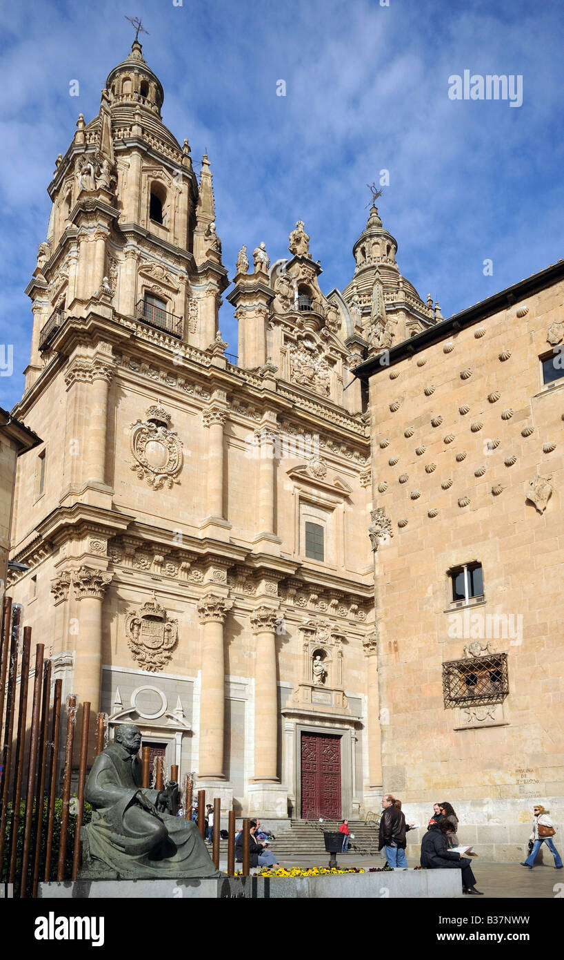 La Clerecia gauche Maison de droite de coquilles Casa de las Conchas Salamanque Espagne Banque D'Images