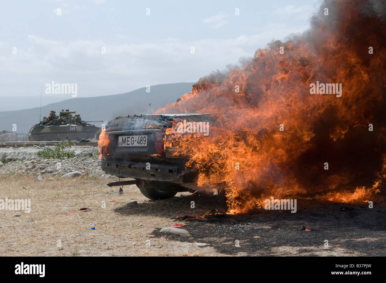 Un véhicule civil monte en flammes après avoir été frappé par les forces russes pendant la guerre russo-géorgienne d'août 2008 Banque D'Images