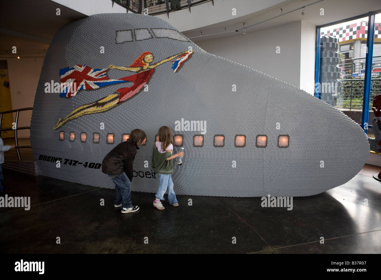 Enfants admirant un modèle lego d'un jumbo Banque D'Images