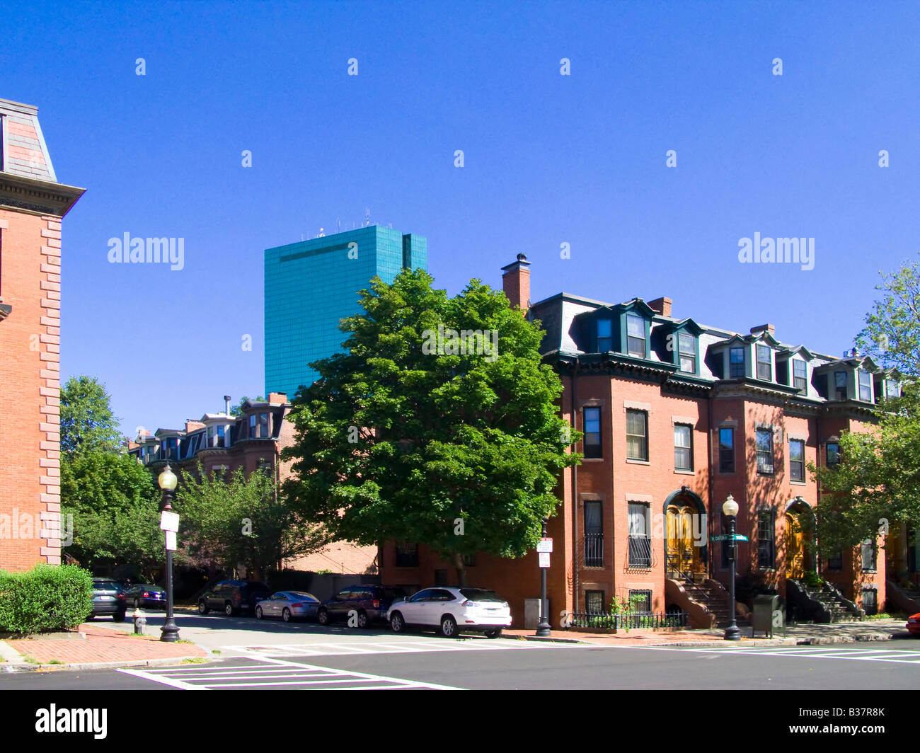 Townhouses sur Warren Avenue à l'extrémité sud de Boston, Massachusetts, avec Hancock Tower dans la distance Banque D'Images