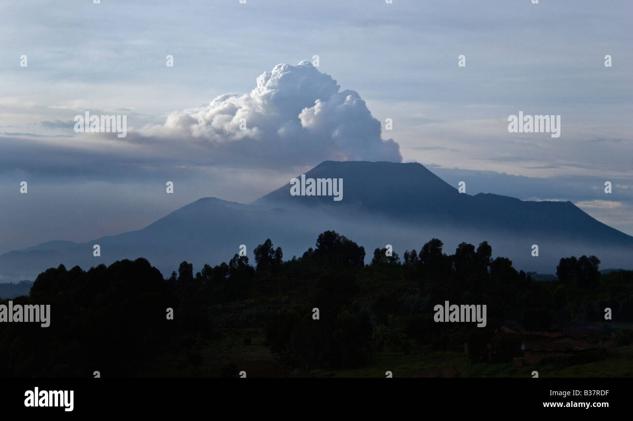 ruption Du Volcan Nyiragongo Sur Une Base R guli re Au Rwanda Photo ruption-du-volcan-nyiragongo-sur-une-base-r-guli-re-au-rwanda-photo