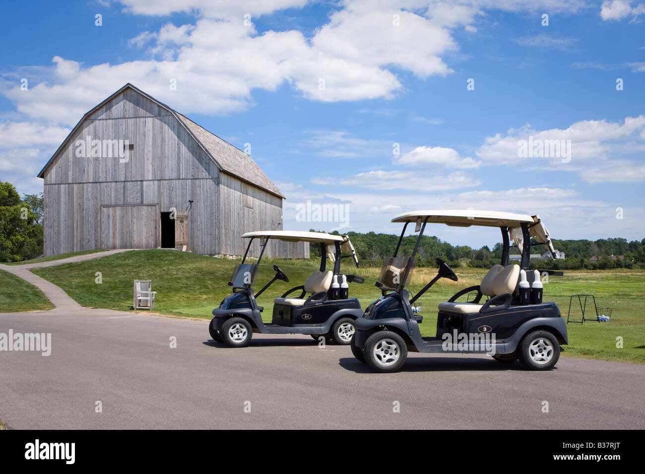 Voiturettes de golf et grange à Erin Hill Golf Course à Harford WI USA Banque D'Images