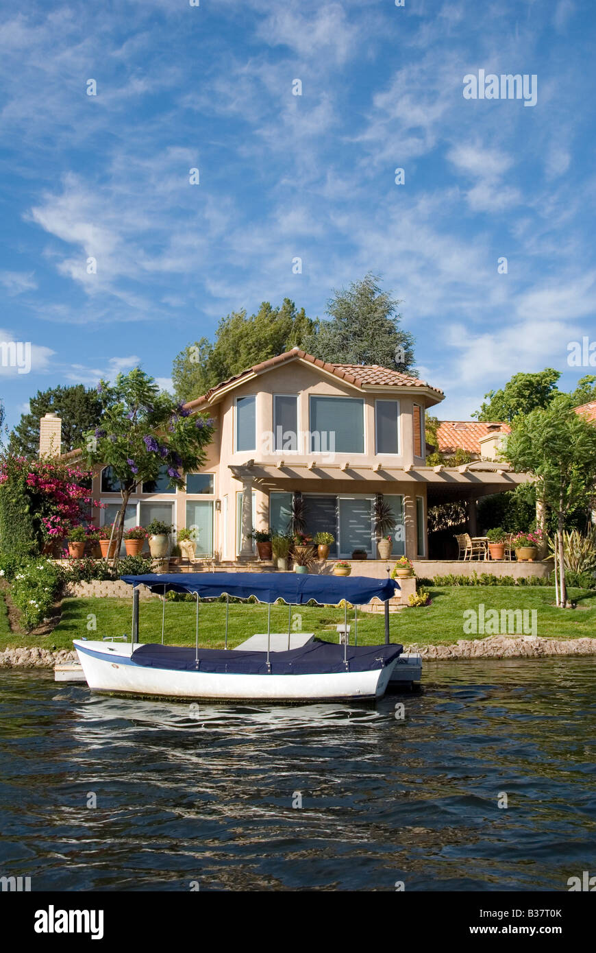 Maisons communautaires exclusifs, des maisons le long du lac à Westlake Village, Los Angeles County, Californie, ville isolée et élite Banque D'Images