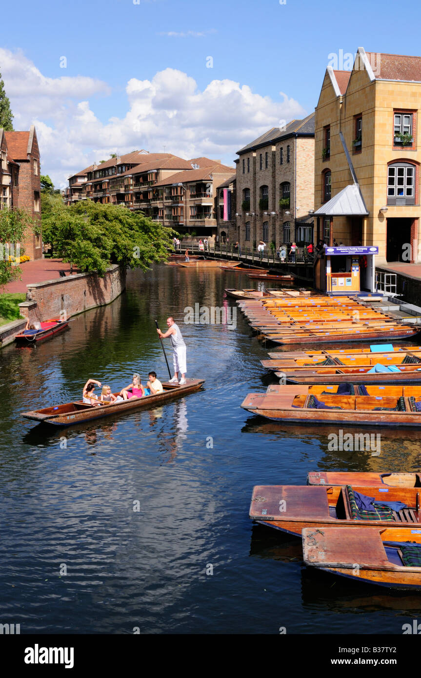 Les touristes en barque sur la rivière Cam à Madeleine Pont, Cambridge en Angleterre UK Banque D'Images