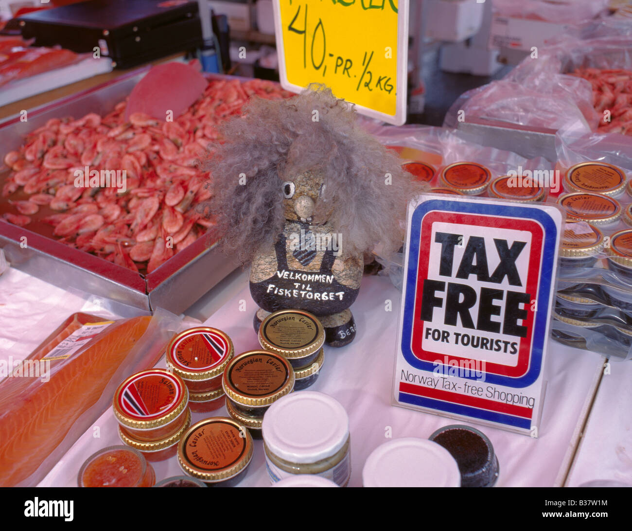 Tax Free Shopping signalisation et d'affichage du caviar et des produits à un stand au marché aux poissons, Torget, Bergen, Hordaland, Norvège Banque D'Images