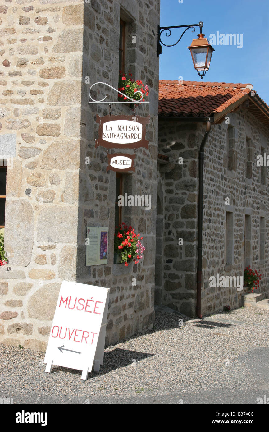 La Maison Sauvagnarde Musée de scieurs les sabots et les traditions locales dans la région de Sauvain le centre de la France Banque D'Images