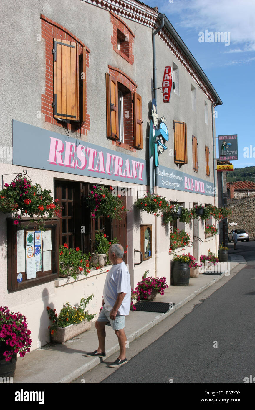L'homme à la barre de menu à l'hôtel à Sauvain le centre de la France Banque D'Images